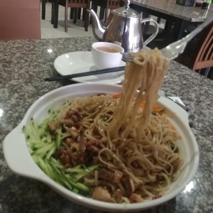 fideos frescos envueltos en carne de cerdo