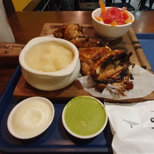 Medio pollo con 2 salsas, yuca y ensalada
