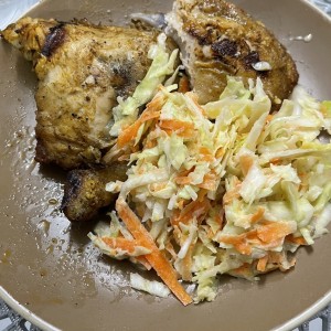 Medio pollo con ensalada