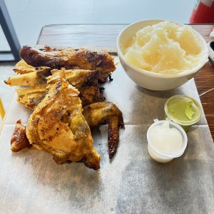 POLLO CON PURE DE YUCA