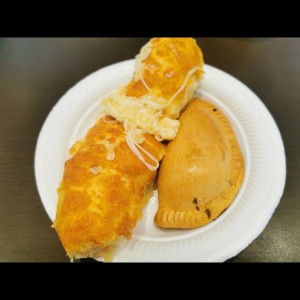 Pan de queso y empanada de carne