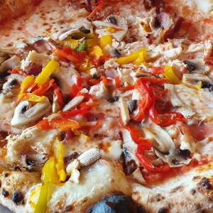 Pizza de hongos con pimentones