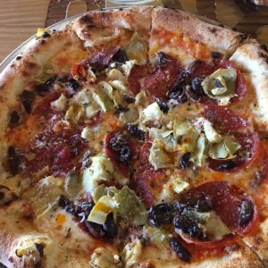 Peperoni, aceitunas negras y alcachofas