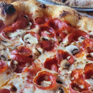 pizza peperoni con hongos