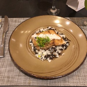Corvina a la plancha sobre un arroz salvaje