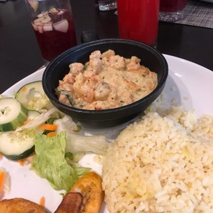 camarones al ajillo cremoso y arroz al curry
