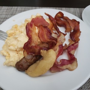 Huevos revueltos con tocino