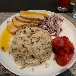 lomo en salsa agridulce, arroz con frijoles, platano en tentacion y ensalada