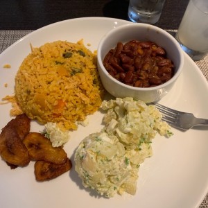 arroz con pollo, tajadas, papas