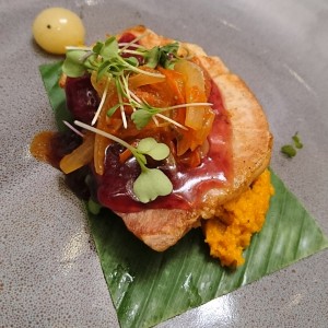 Lomo de cerdo con tamal de olla