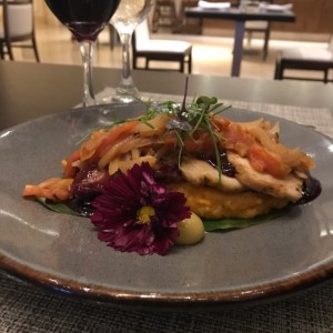 lomo de cerdo al ron sobre una cama de tamal de olla