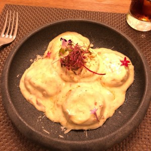 sorrentina al marisco (pasta rellena) salsa blanca