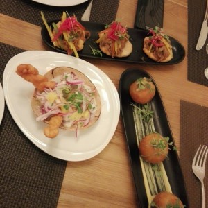 Ceviche, hojaldre con ropa vieja y torrejas de bacalao