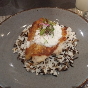 Corvina a la plancha con arroz salvaje y caviar de coco