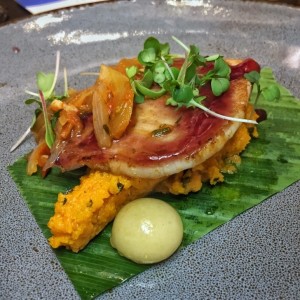 Lomo de cerdo con tamal de olla, salsa de ron abuelo y sofrito nacional