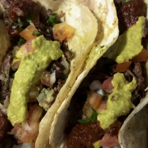 Tacos de carne con guacamole