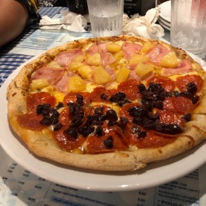pizza hawainan y de peperoni con aceitunas