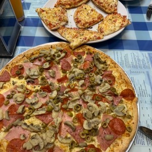 Pizza de combinacion y pan entomatado