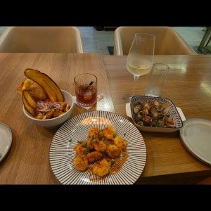 camarones. ceviche y almejas