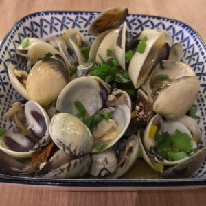 almejas al ajillo