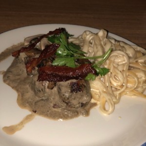 cartoccio de filer mignion con pasta fetuccini en salsa blanca