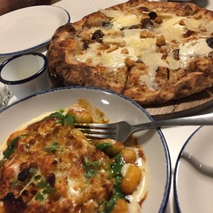 gnocchis a la sorrenrina y Pizza trufada