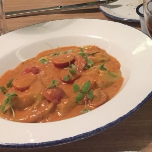 Ravioles en salsa rosada y tomate cherry rellenos de queso de cabra