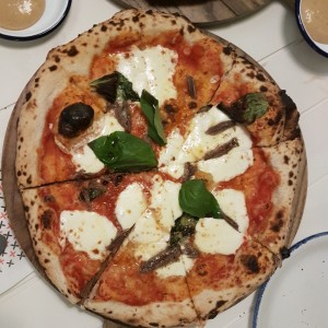 Pizza margherita napolitana con anchoas