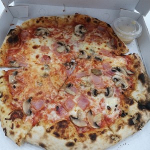 Pizza de prosciutto y funghi