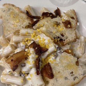 RIGATONI NI CARBONARA NI ALFREDO