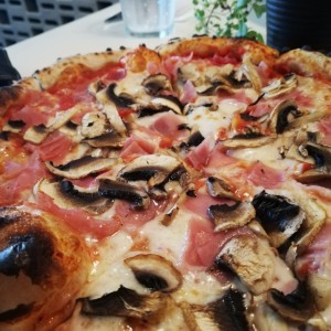 pizza prosciutto e funghi