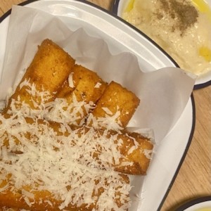 Polenta fritta con cremoso de parmesano trufado