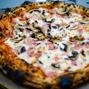 Pizza prosciutto e funghi