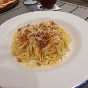 spaghettis alfredo con prosciutto y hongos