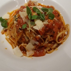linguini con salsa de tomates frescos