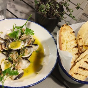 almejas con pan ciabatta
