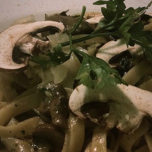 espagueti al oglio con hongos
