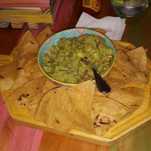 guacamole con totopos