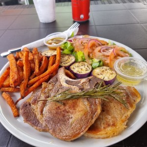 chuletas con camote y ensalada.
