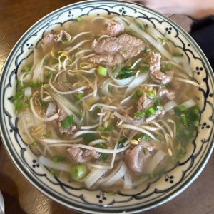 Pho carne medio cocido
