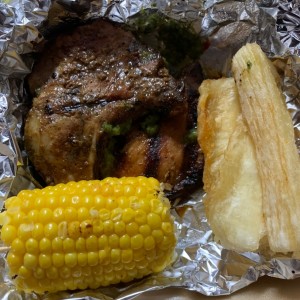 Chuleta a la Parrilla con Yuca Frita y Mazorca