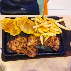 Filete de pechuga + chuleta de cerdo fresca con papas y patacones