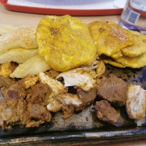 Combo de fajitas (pollo y carne) con patacones y yuca frita ?