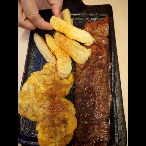 Comidas - Entraña Importada con patacones y yuca frita