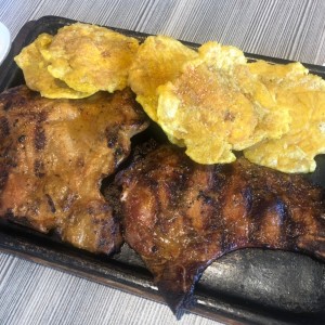 Cerdo a la parrila con patacones