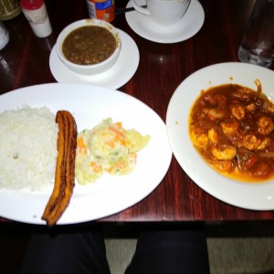Camarones a la criolla con arroz.