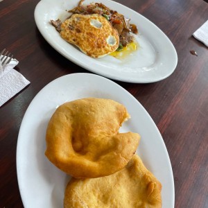 Bistec a caballo con hojaldres