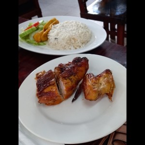 pollo asado con arroz y ensalada