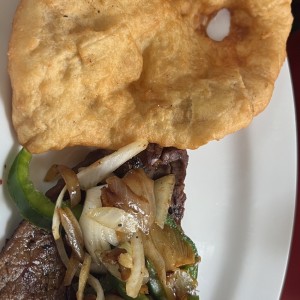 Bistec con Salsa y Tortilla