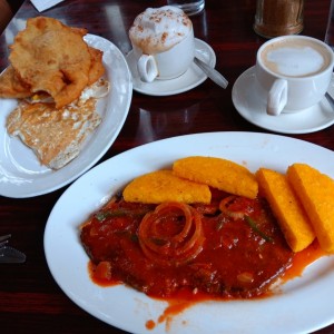 hojaldres, tortillas fritas, bistec en salsa, cafe y capuccino